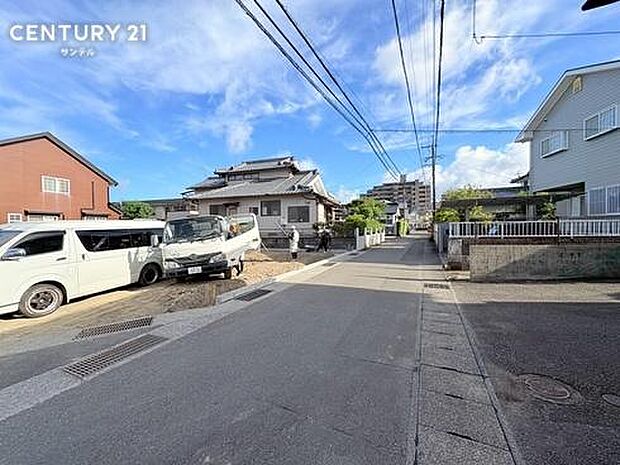 前面道路から撮影した現地写真です。