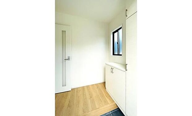 (同仕様写真)玄関 シューズボックスがあり、玄関を綺麗に整頓出来ます。※床、建具の色や配置が異なる場合がございます。