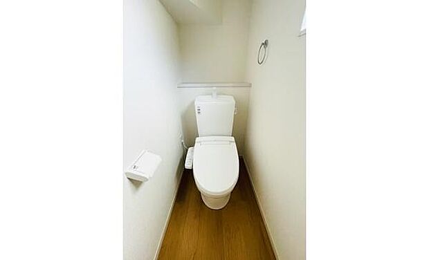 (同仕様写真)トイレ温水洗浄機能付き。※内装の色合いや設備仕様が実際と異なる場合がございます。