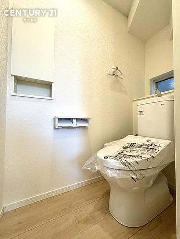（同仕様写真）トイレ温水洗浄機能付き。※内装の色合いや設備仕様が実際と異なる場合がございます。