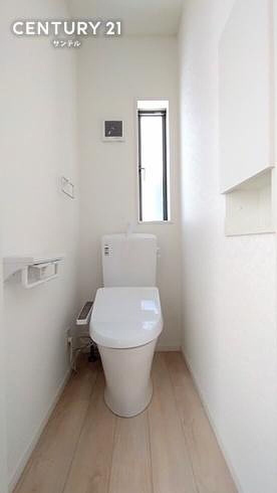 （同仕様写真）トイレ温水洗浄機能付き。※内装の色合いや設備仕様が実際と異なる場合がございます。