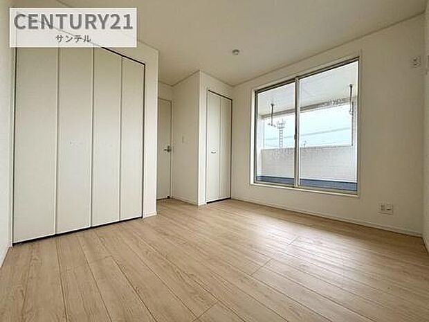 洋室です♪しっかり日が差し込みますので気持ちの良い目覚めができる素敵な洋室になります♪