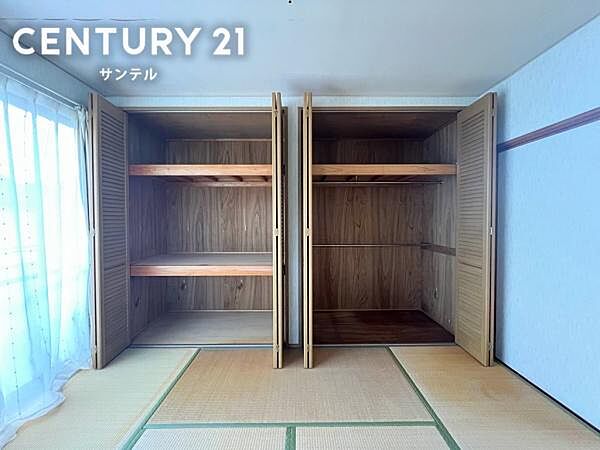 8帖和室のクローゼットです♪丈の長いコートやお子様の制服、スーツなど収納でき、お洋服選びが楽しくなりますね♪