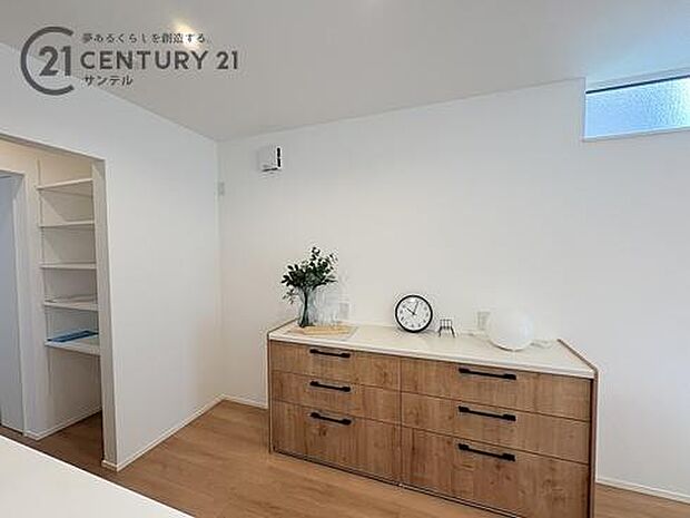 調理家電や小物をスッキリ整理できる便利なキッチン裏収納