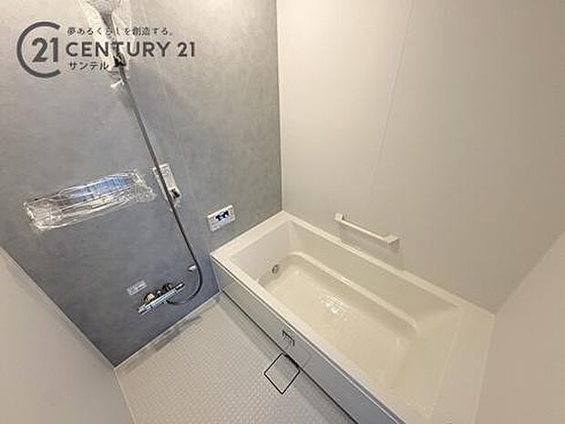 シックなアクセントパネルが落ち着いた空間を演出するシステムバス