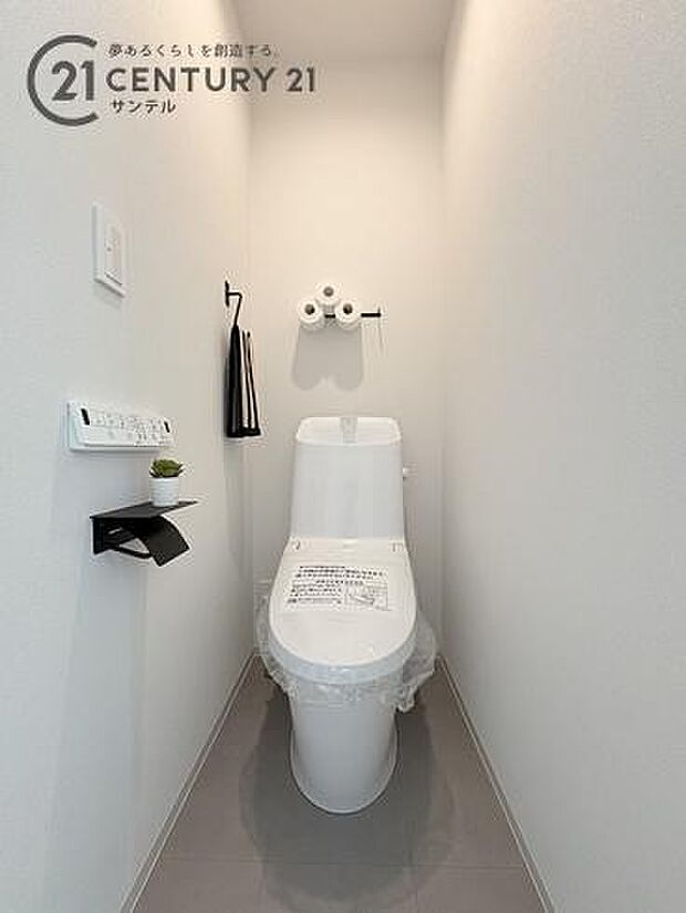 トイレが2か所ございます。白を基調としたクリーンな内装で、毎日使う場所だからこそ、気持ちよく過ごせる空間に仕上げました。