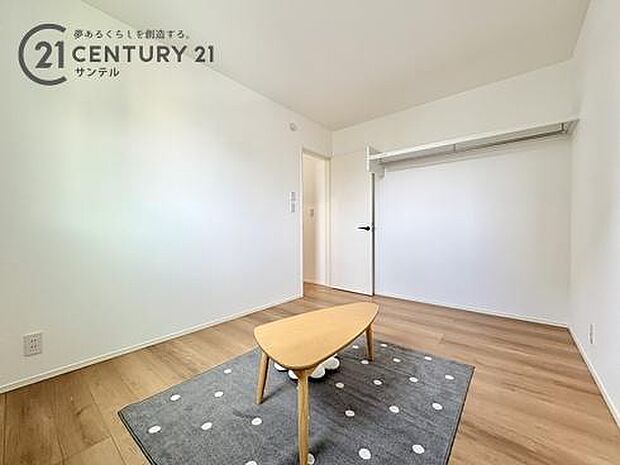 家具の配置がしやすいすっきりとしたフラットな居室空間お子様使いやすいように収納の扉をわざと設けておりません。