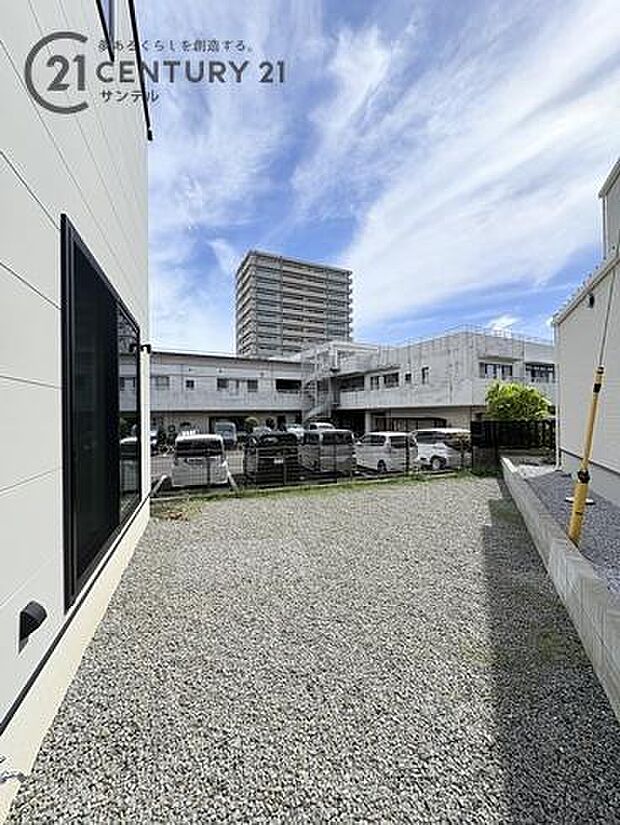 お休みの日は、お庭でガーデニングやDIYなどの趣味に没頭したり、ご家族でバーベキューをしたりと、自由に使える素敵なスペースです♪