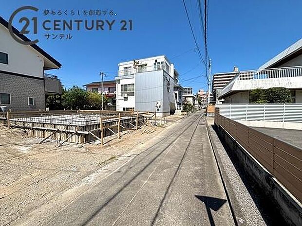 東側の前面道路です。