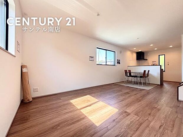 リビングです♪明るく、落ち着きのあるリビング♪ダイニングスペースも含めてゆとりのあるスペースで、ご家族でお食事や団らんしたり、ゆったりとしたご家族の時間を過ごせます♪