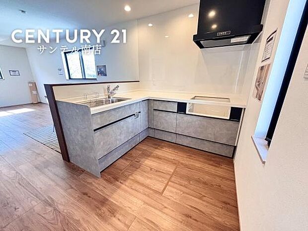 シンプルで使いやすい設計のキッチン♪そしてカウンターキッチンなので、リビングいるご家族と会話を楽しみながらお料理ができます♪