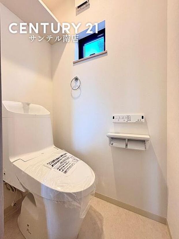 ウォシュレットが付いた落ち着いた空間のお手洗いです♪小窓がついておりますので、明るく換気もできます♪