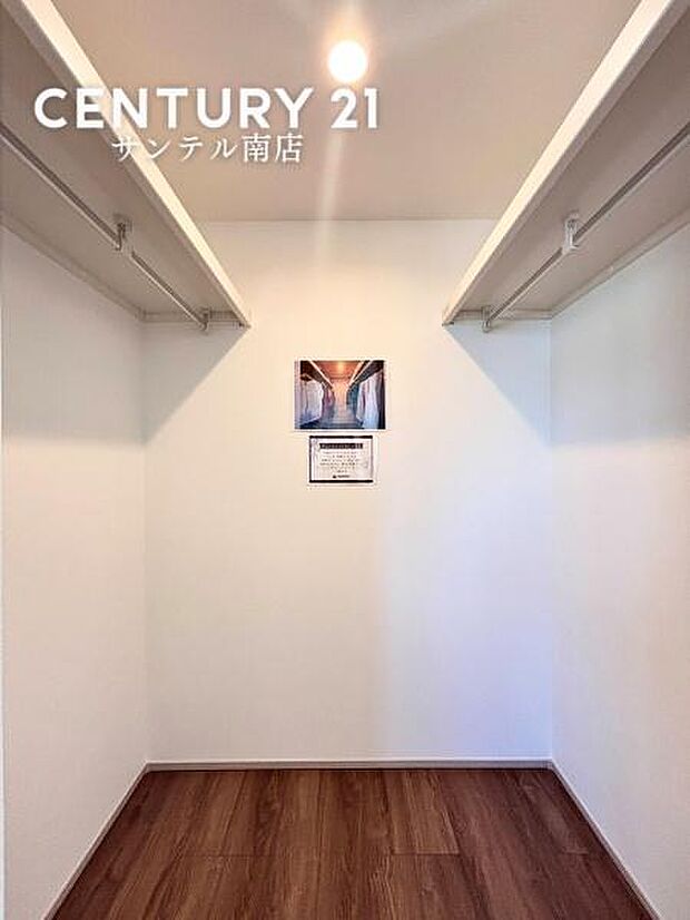 ウォークインクローゼット♪収納力があり、衣類はもちろん、寝具や季節家電もまとめて保管でき、室内を広く快適に使えます。