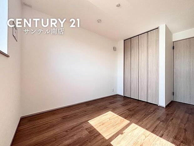 しっかり日が差し込みますので気持ちの良い目覚めができる素敵な洋室になります♪子供部屋にも十分使える仕様の洋室になっております♪