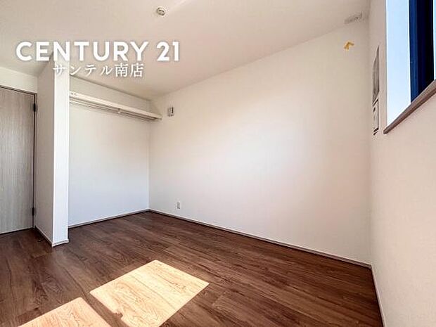 洋室です♪しっかり日が差し込みますので気持ちの良い目覚めができる素敵な洋室になります♪子供部屋にも十分使える仕様の洋室になっております♪