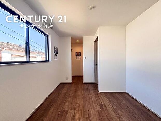 主寝室にいかがでしょうか♪風通し良好です(^^♪大容量のクローゼットも完備しております!