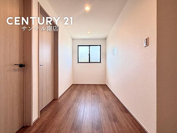 2階にあるユーティリティルームです♪家族のライフスタイルに合わせた使い方が出来るお部屋です。物干しスペースとしても使えますね♪