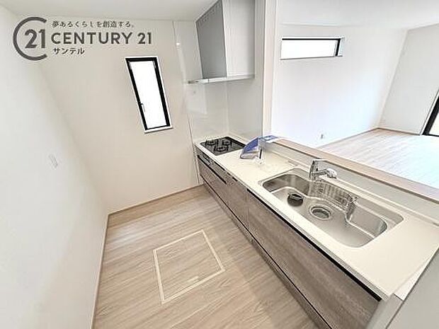 料理をしながらリビングや外の景色まで見渡せるオープンな設計。手元の生活感を程よく隠す立ち上がりカウンター仕様で、リビングにいる家族との会話を楽しみながら明るい気分で安心して調理がこなせます♪