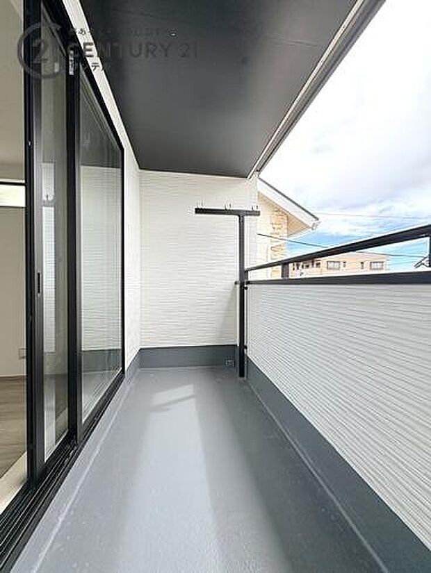 屋根があるため、外出中の急な雨でも洗濯物が濡れにくく、共働き世帯に嬉しい設計です。毎日の家事にゆとりと安心をプラスします。