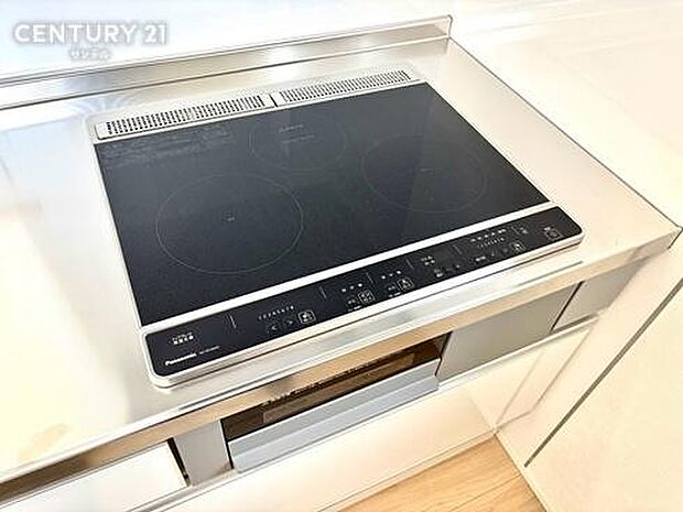 火を使わず安心・安全にお料理が楽しめる3口IHコンロを採用