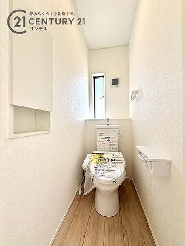 ウォシュレットが付いた広々として落ち着いた空間のお手洗いになります♪