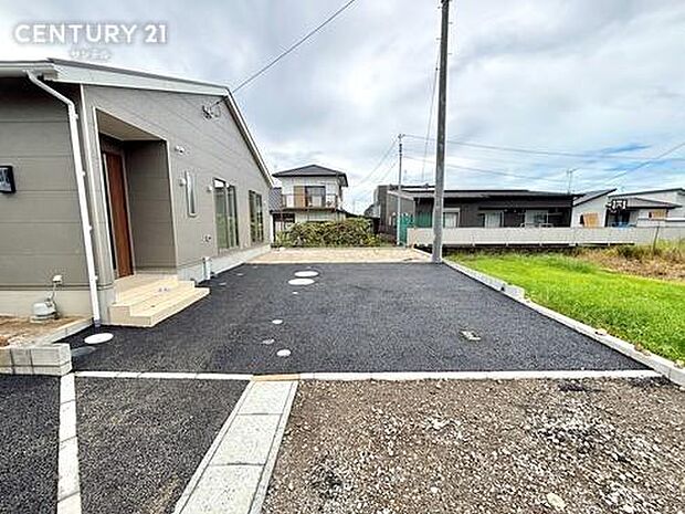 お車は4台駐車可能です。※車種によります