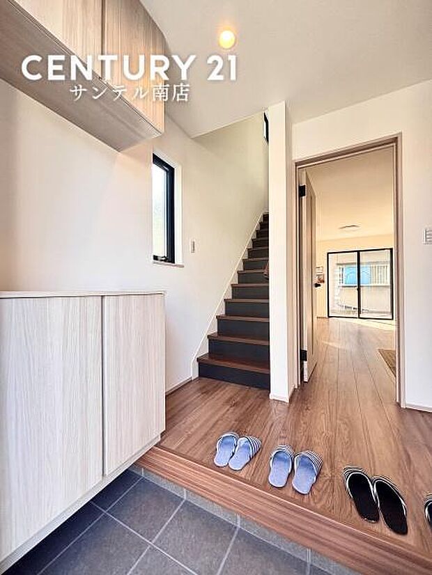 玄関には、たくさんの靴を収納できるシューズボックスが付いております♪いつも清潔感のあるすっきりとした玄関スペースを確保できますよ♪