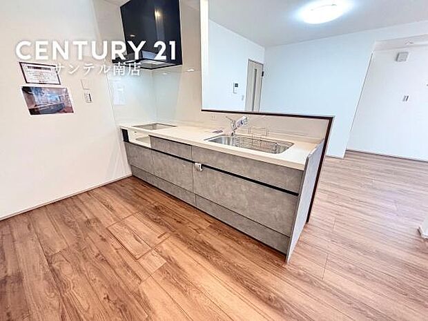 シンプルで使いやすい設計のキッチン♪そしてカウンターキッチンなので、リビングいるご家族と会話を楽しみながらお料理ができます♪