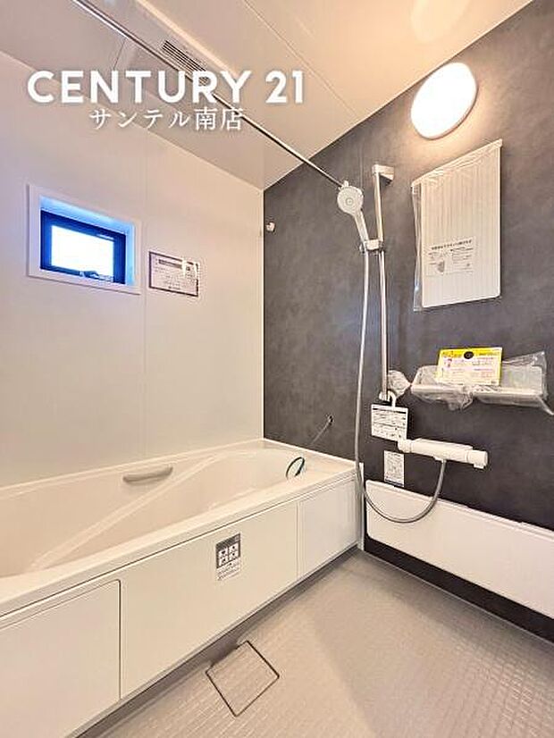 浴室乾燥、涼風、暖房、24時間換気機能が付いており、いつでも快適なバスタイムを過ごせ、ヒートショックも防げます♪雨の日などには、洗濯物を乾かすのも良いですね♪