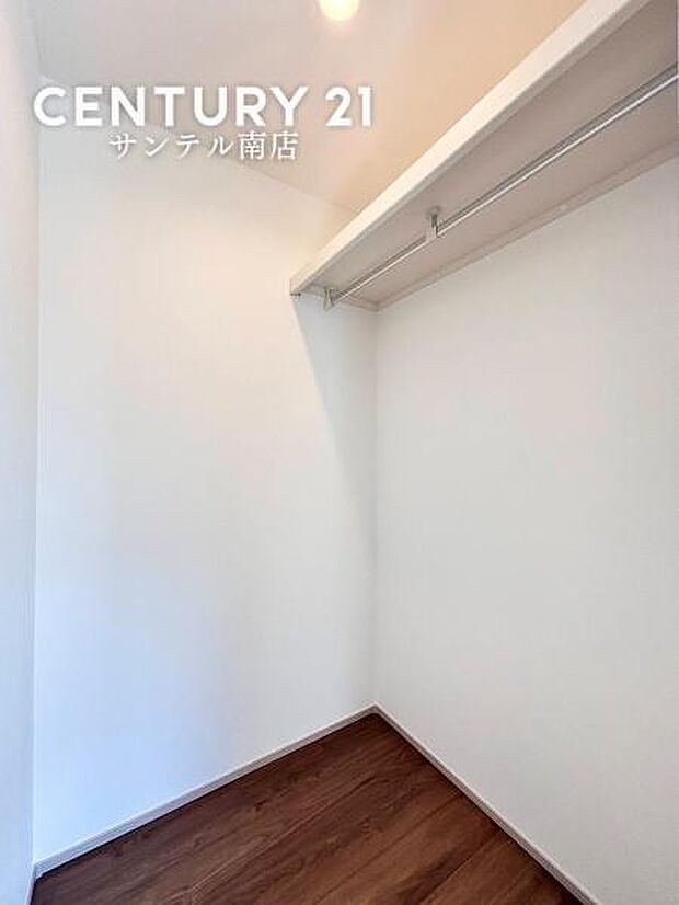 ウォークインクローゼット♪収納力があり、衣類はもちろん、寝具や季節家電もまとめて保管でき、室内を広く快適に使えます。