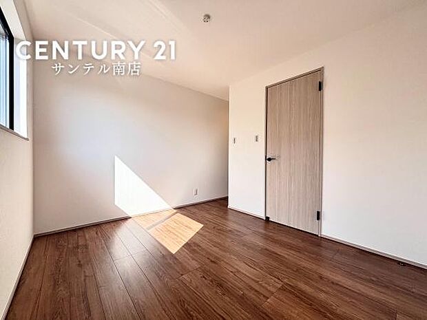 しっかり日が差し込みますので気持ちの良い目覚めができる素敵な洋室になります♪子供部屋にも十分使える仕様の洋室になっております♪