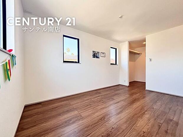 主寝室にいかがでしょうか♪風通し良好です(^^♪大容量のクローゼットも完備しております!