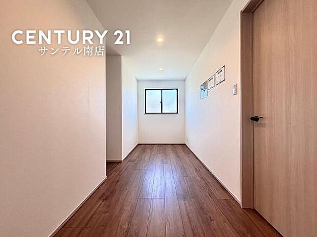 2階にあるユーティリティルームです♪家族のライフスタイルに合わせた使い方が出来るお部屋です。物干しスペースとしても使えますね♪