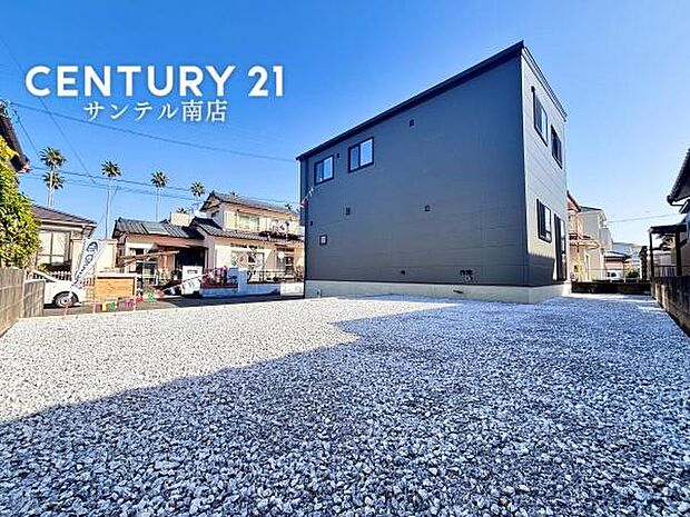 お休みの日はお庭でガーデニングなど、自由に使える素敵なスペースです♪