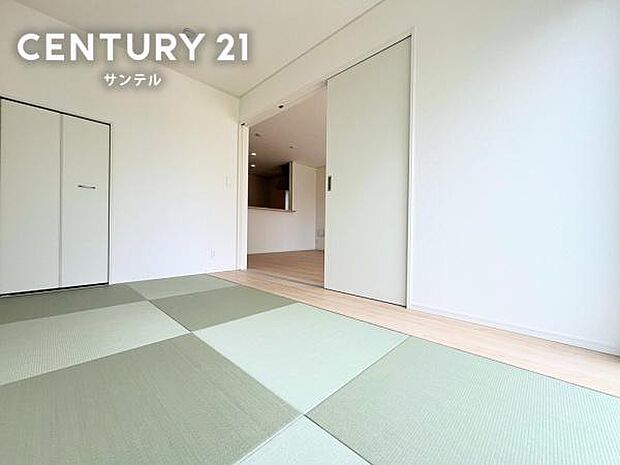 （同仕様写真）リビングに繋がる和室です。お子様のお昼寝スペースや、ご来客の際は客間として利用できます(^^♪
