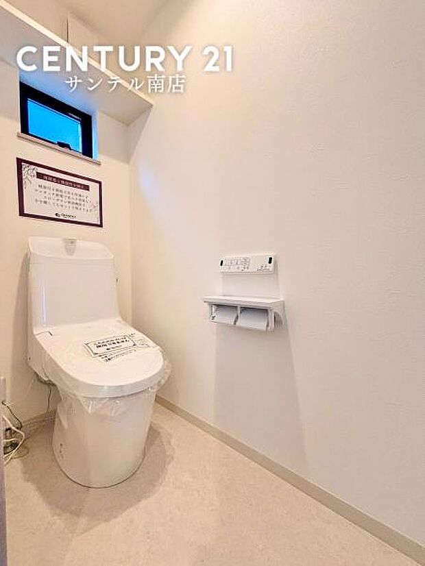 トイレです♪小窓付きなので、明るい空間です！また、換気もできます♪1階、2階それぞれに完備！