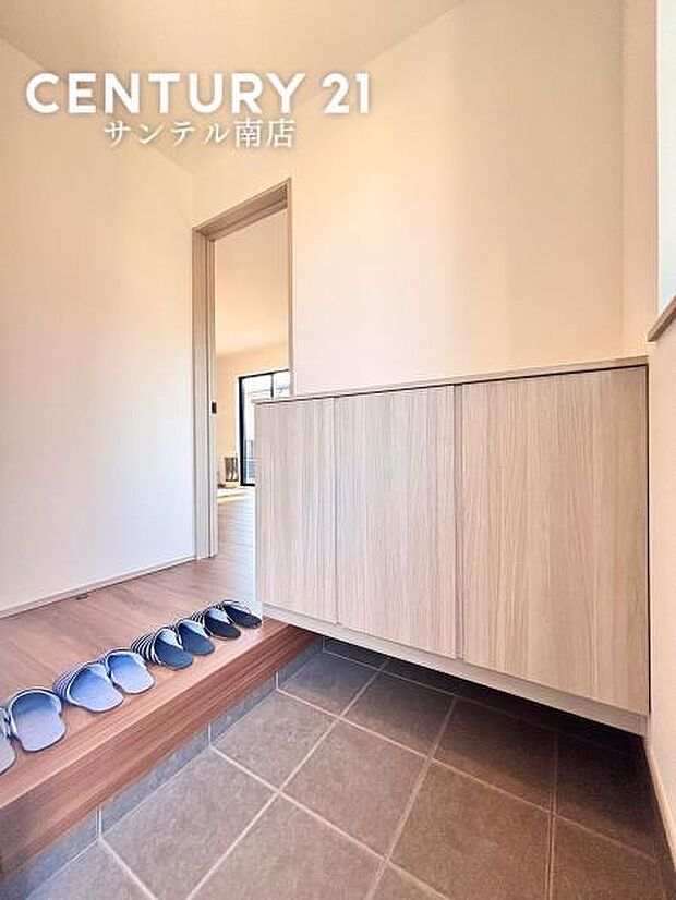 明るい玄関(^^♪容量にも余裕のあるシューズボックス完備しております!