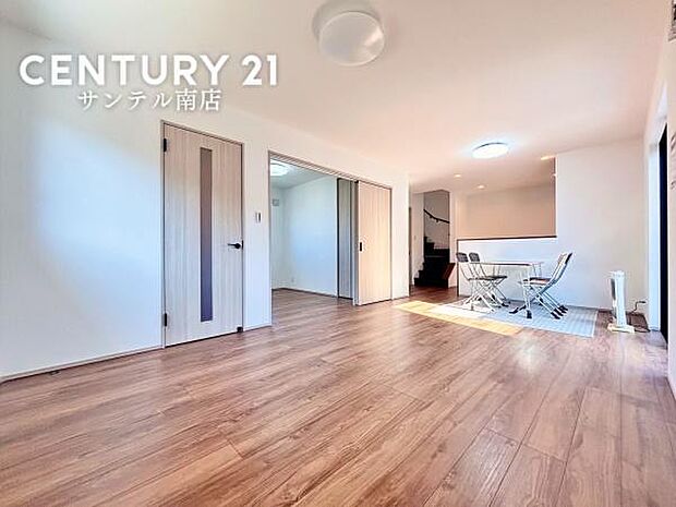 リビングです♪明るく、落ち着きのあるリビング♪ダイニングスペースも含めてゆとりのあるスペースで、ご家族でお食事や団らんしたり、ゆったりとしたご家族の時間を過ごせます♪