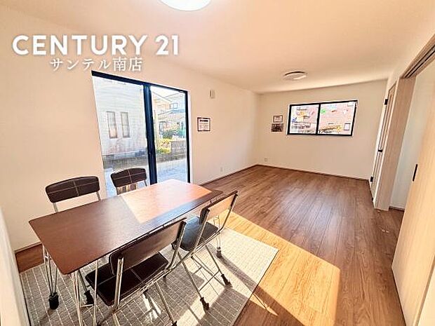 明るく、落ち着きのあるリビング♪ダイニングスペースも含めてゆとりのあるスペースで、ご家族でお食事や団らんしたり、ゆったりとしたご家族の時間を過ごせます♪