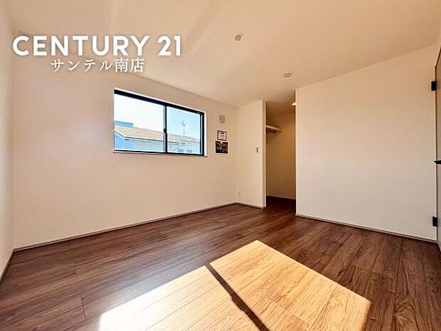 主寝室にいかがでしょうか♪風通し良好です(^^♪大容量のウォークインクローゼットも完備しております!