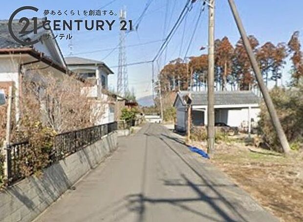西側の前面道路から撮影した現地写真です♪