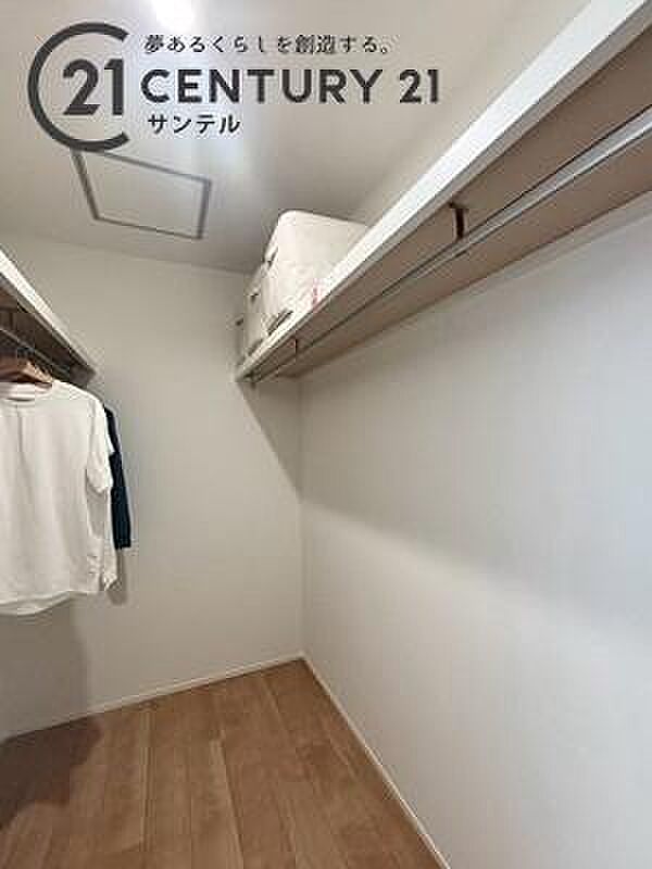 ウォークインクローゼットです♪お洋服もたっぷり収納できます♪衣装ケースも入るので、衣替えのシーズンが来ても、スムーズにお洋服などの整理ができます♪