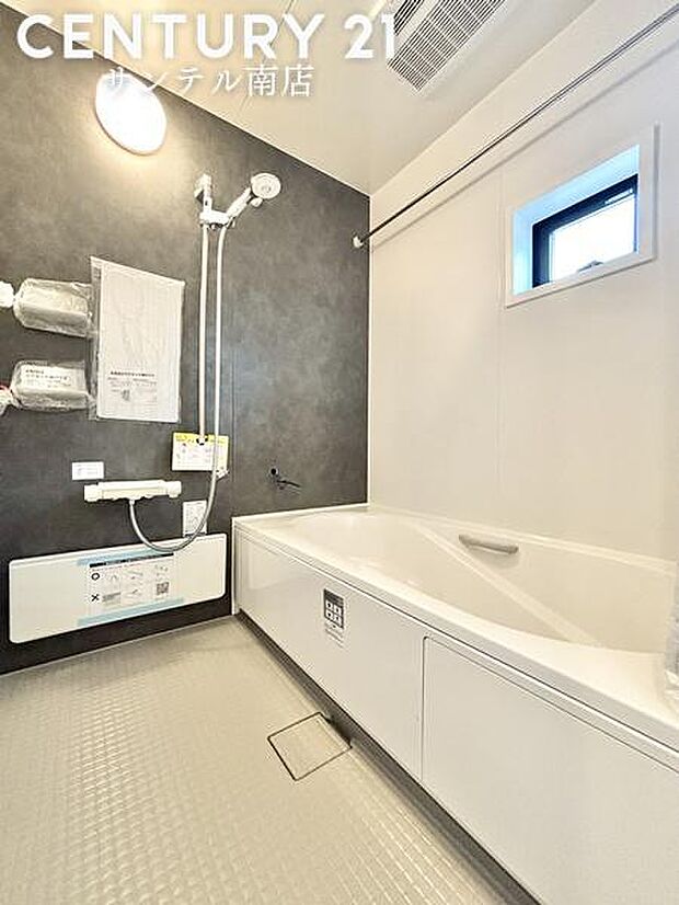 (同仕様写真)清潔感のあるバスルームで一日の疲れを癒してください♪浴室乾燥機能も完備しております(^^♪※内装の色合いや設備仕様が実際と異なる場合がございます。