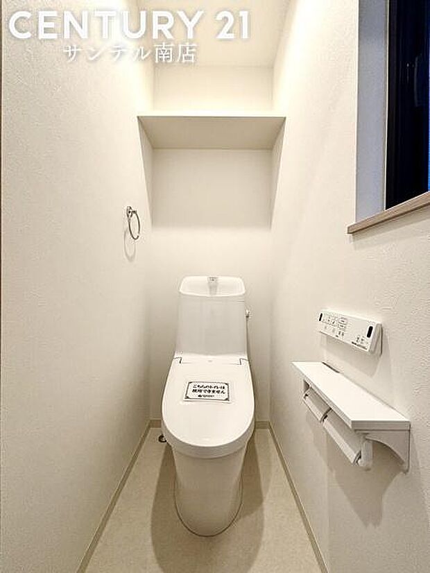 (同仕様写真)トイレ換気できる小窓がございます。温水洗浄機能付き。※内装の色合いや設備仕様が実際と異なる場合がございます。