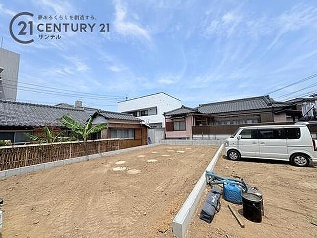 現在、基礎工事中です。