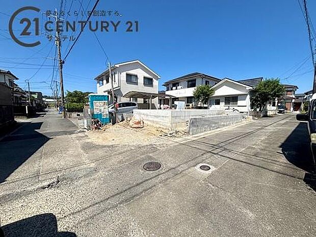 前面道路から撮影した現地写真です。