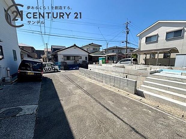 東側の前面道路です。