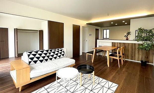 (同仕様写真)リビング※モデル写真でございます。色や配置の相違がある場合がございます。