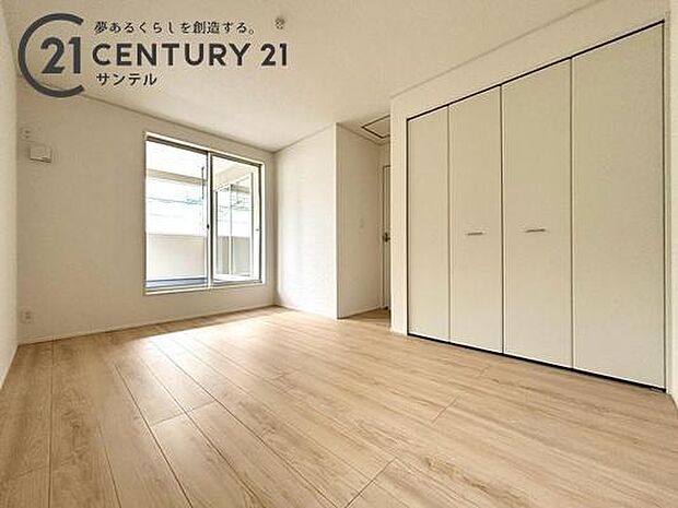 7.2帖の洋室です。バルコニーに面しており、気持ちの良い目覚めができる素敵な洋室です。