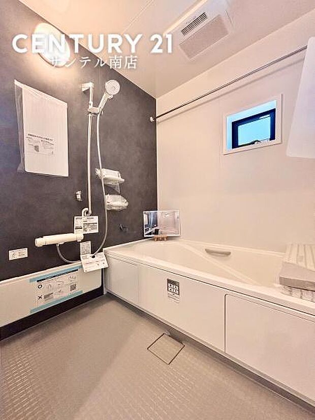 足を伸ばして毎日の疲れを癒せる広々1坪タイプです。半身浴もでき、ゆっくりと寛げます。お子様と一緒でも快適に入浴が出来ますね。